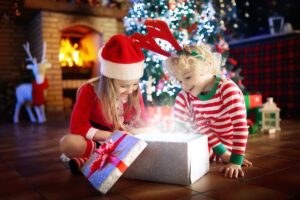 Bambini che aprono i regali di Natale